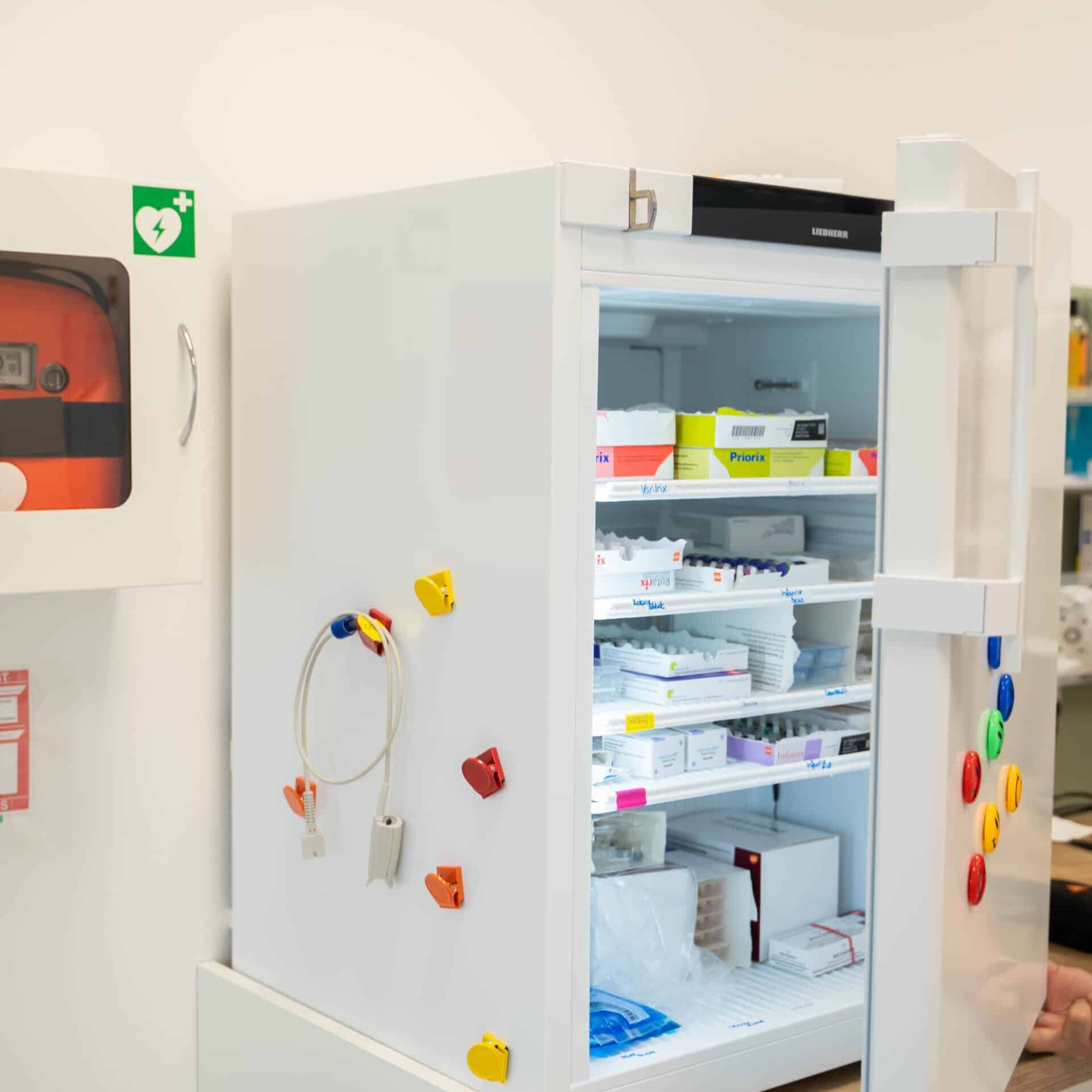 geöffneter Medikamentenkühlschrank